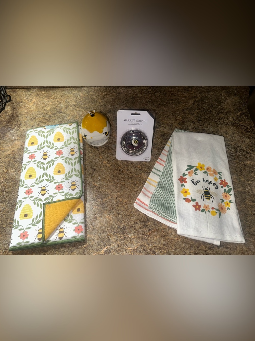 Charming Kitchen Bee Bundle - Drying Mat, Sink Strainer, Towels, Scrubby Holder - Picture 1 of 8